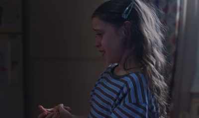 -[crying] Please, can you kiss it?
-[Leda] Yeah, sit down. - The Lost Daughter