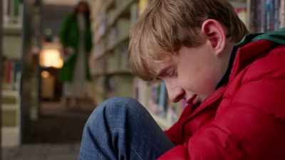 -[crying softly]
-Charlie? - A World Record Christmas