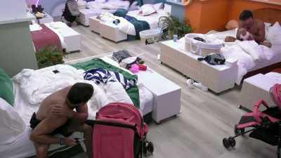 [CRYING]
>> THE BABY IS MAD IT DOESN'T - Love Island