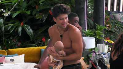 [CRYING]
>> WHERE'S MY MOTHER? - Love Island
