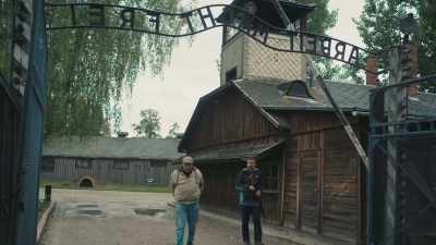 Cuando llegamos allí,
y vimos las SS... - The Tattooist’s Son: Journey to Auschwitz