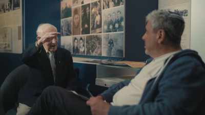 Cuando vio cómo la gente de fuera
eran tratadas... - The Tattooist’s Son: Journey to Auschwitz