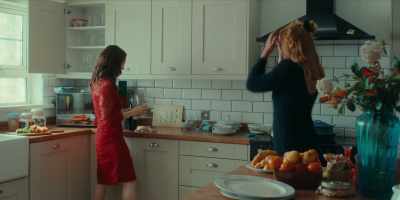 - Cute!
- Oh, thank you. You're pretty. - The Holiday List