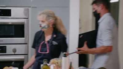 - Cynthia, I made this for you.
- Oh, my God! - The Real Housewives Ultimate Girls Trip