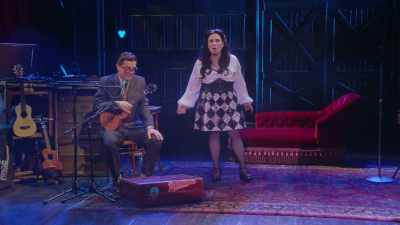 Da, asta e tare,
să nu-ți pese de percepție - Alex Borstein: Corsets & Clown Suits