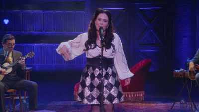 Da. Atinge-mă precum atingi
corzile de la ukulele! - Alex Borstein: Corsets & Clown Suits