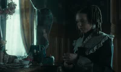 Da faren min døde, sov mamma hele tiden. - The Ugly Stepsister