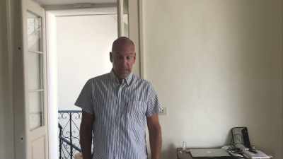 Da. Pentru că te bate joc de mine, nu o fac în fața ta. - My Husband, the Cyborg