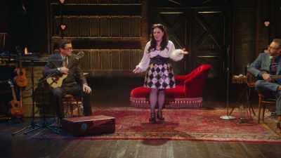 - Da, sunt catalan.
- Catalan. Acesta e un public american. - Alex Borstein: Corsets & Clown Suits