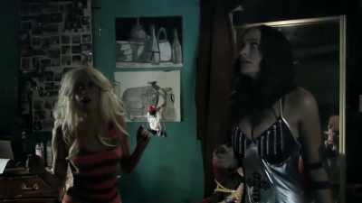 Da, uzavreo sam. Još samo
da mi presečeš grkljan! - Dracula in a Women's Prison
