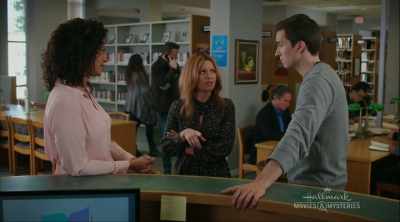 Daar ben je. Phillip, kom mee.
-Waarom? - Aurora Teagarden Mysteries: A Game of Cat and Mouse