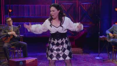 Dacă naști natural, - Alex Borstein: Corsets & Clown Suits