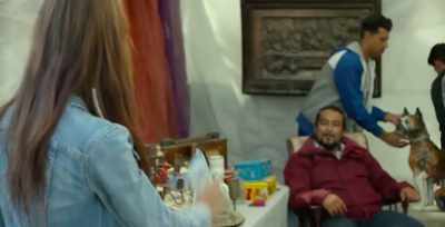 - Dad, he bought it.
- My girl! Come here. - Carmen & Lola