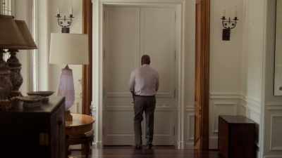 Dad, hey! I'm over here. - Marvel's Runaways