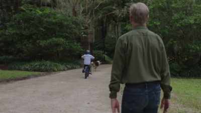 - Dad, I'm doing it.
I'm riding a bike! - Council of Dads