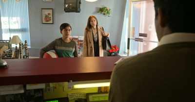 Dad, this lady was looking for you. - Little America