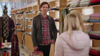 - Dad.
- Oh. Hey, kiddo. - Unwrapping Christmas: Tina's Miracle