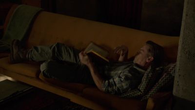 Dad, you're home.
Yeah. - The 100