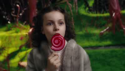 Daddy, look over there. - Charlie and the Chocolate Factory