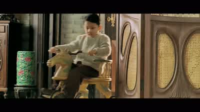 Daddy, there are lots of people outside. - Ip Man