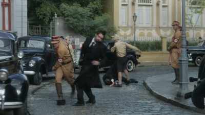 - D'ah! Uh!
- Uh! - Passport to Freedom