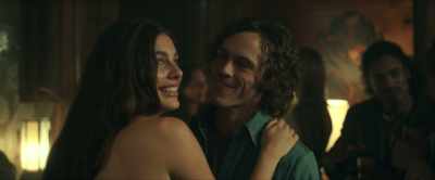 - Daisy! Oh, my God.
- Hi. - Daisy Jones & the Six