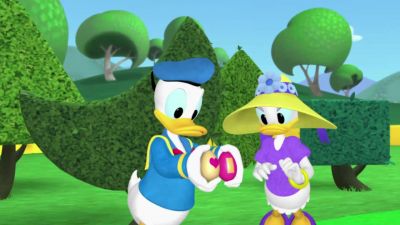 DAISY:
What shape is painted on this egg? - Mickey Mouse Clubhouse