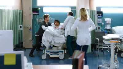 - Damn it, Atiba, calm down!
- Easy, buddy, easy! - The Resident