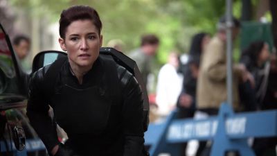 - Damn it.
- Be careful. - Supergirl