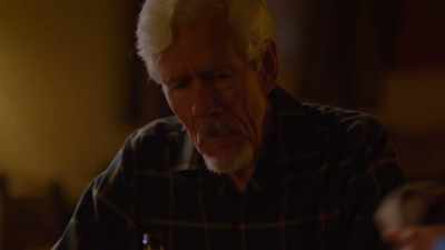 -Damn it.
-Here. Here you go, dad. - Reba McEntire's The Hammer