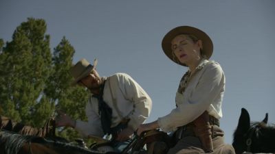 - Damn it!
- I didn't have time to finish hitching. - Two Sinners and a Mule