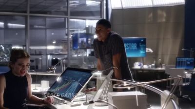 Damn, Jesse's almost as fast as Barry. - The Flash