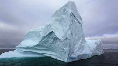 - [Dan] How can a floating
iceberg possibly function - The UnBelievable with Dan Aykroyd