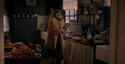 [Dan]
 I'm going as fast as I can. - Surviving Christmas with the Relatives