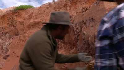 Dan and Justin are also
having their hopes dashed. - Outback Opal Hunters
