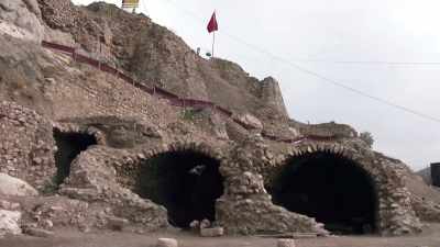 - [Dan] Tunnels that lead
to two hidden dungeons. - The UnBelievable with Dan Aykroyd