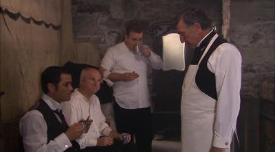 Daniel's regaining consciousness.
He's very weak, Detective. - Murdoch Mysteries