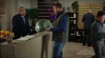 Dank u. Mr Irons...
-Ik weet wie u bent. - Aurora Teagarden Mysteries: A Game of Cat and Mouse