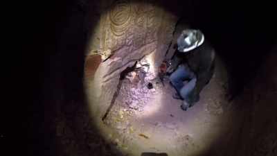 ..Dan's keen to push deeper
into the fragile wall, - Outback Opal Hunters