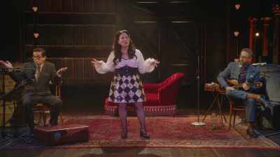 Dar el a tot lătrat: „Un sfert! ” - Alex Borstein: Corsets & Clown Suits