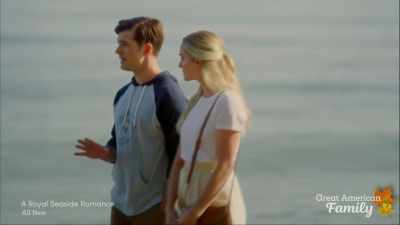 Dar nu e lipsită de presiuni
şi control strict. - A Royal Seaside Romance