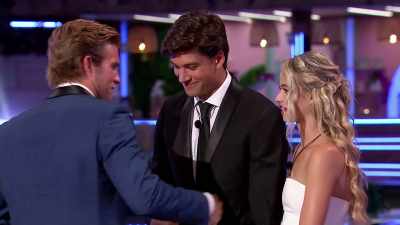 ♪ DARLING DON'T BE AFRAID
>> Arielle: IN MY HANDS I HAVE - Love Island