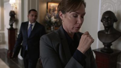 Dar's here.
He's in the building. - Homeland