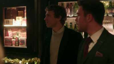 (darts thudding)
(upbeat holiday music) - Christmas in Notting Hill