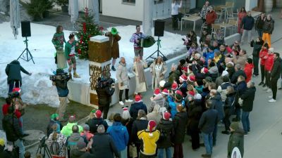 Dat er iets van hem daar was.
Hij was aanwezig. - Wham!: Last Christmas Unwrapped