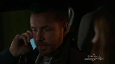 Dat klopt wel. Een beetje.
Maar dank je wel, Phillip. - Aurora Teagarden Mysteries: A Game of Cat and Mouse