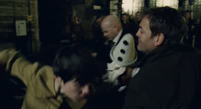 Dave! Dave! - Don't shoot the messenger. - Sal's in there! Get back! Get back! - The Imaginarium of Doctor Parnassus