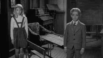 David, come here. - Village of the Damned