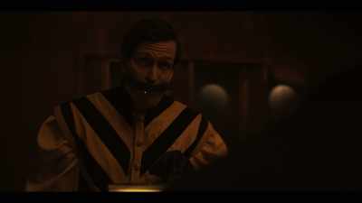 DAVID: We, err, reserved
a table.
The name is Howe. - Haunting of the Queen Mary