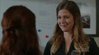 Davis, waar heb je het over?
-Kijk daar. - Aurora Teagarden Mysteries: A Game of Cat and Mouse